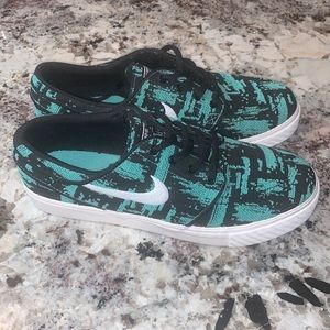 Nike Stefan Janoski’s black and teal size 6Y so fit like a 7 women’s
